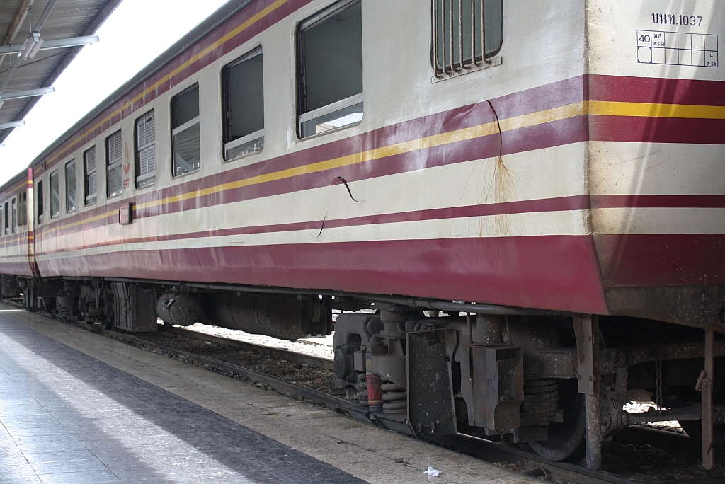 So wie hier am บนท.1037 (บนท. =BNS./Bogie Second Class Day &Night Coach), Baujahr 1975, Makkasan Workshop, stellen gebogene Langtraeger in Thailand kein Problem dar; Bf. Hua Lamphong am 09.Juni 2012.