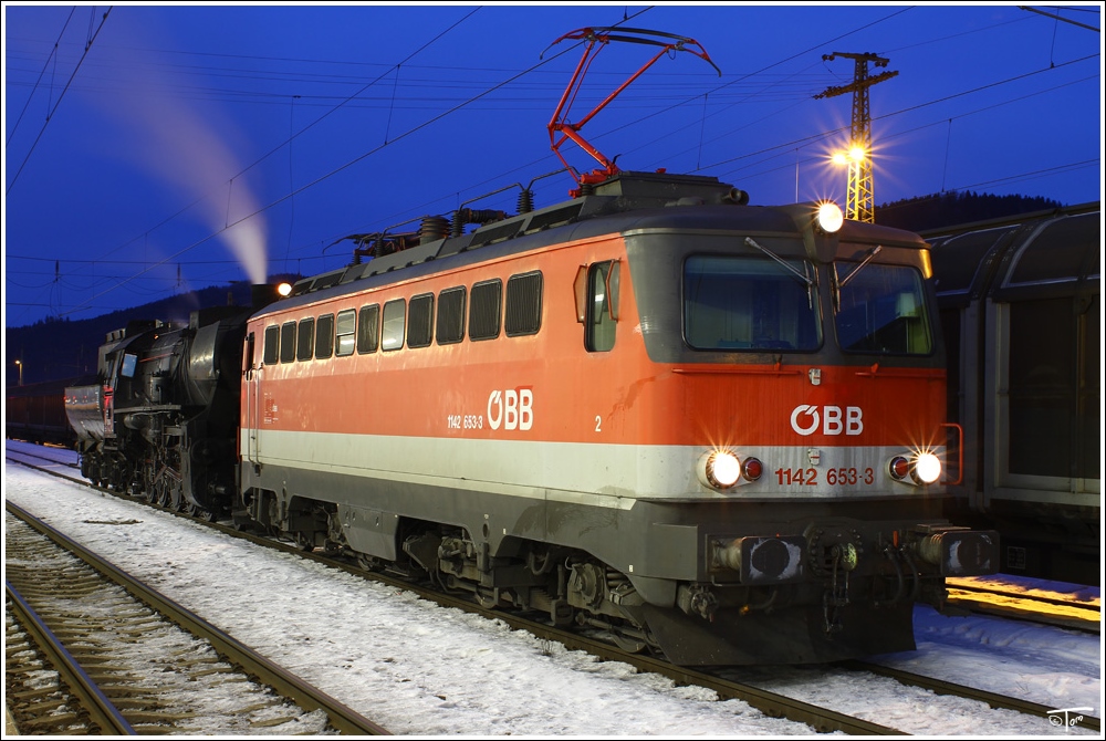 So wie jedes Jahr, wurde die Dampflok 52 4984  Eberhard  auch heuer wieder zur Revision nach Knittelfeld berstellt.Vorspann von Leoben bis Knittelfeld war 1142 653.
Bahnhof Knittelfeld 6.1.2011
