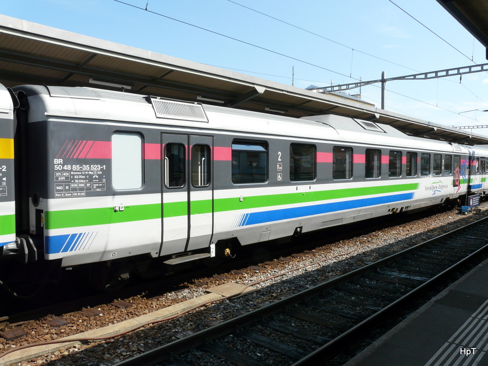 SOB / Voralpenexpress - Pseudo-Speisewagen (mit Verpflegungsautomat) BR 50 48 85-35 523-1 im Bahnhof von Romanshorn am 09.07.2011