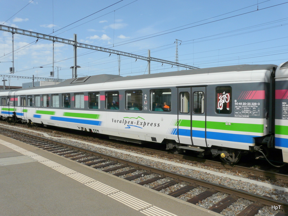 SOB / Voraplenexpress - Personenwagen  2 Kl. B 50 48 20-35 328-3 in Romanshorn am 27.04.2012