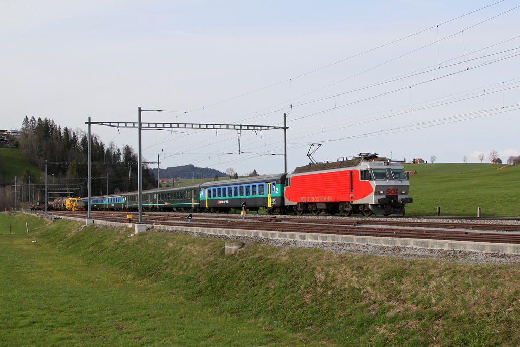 SOB 446 015 mit dem Gipfeli Express am 23.04.2012 bei Einsiedeln.