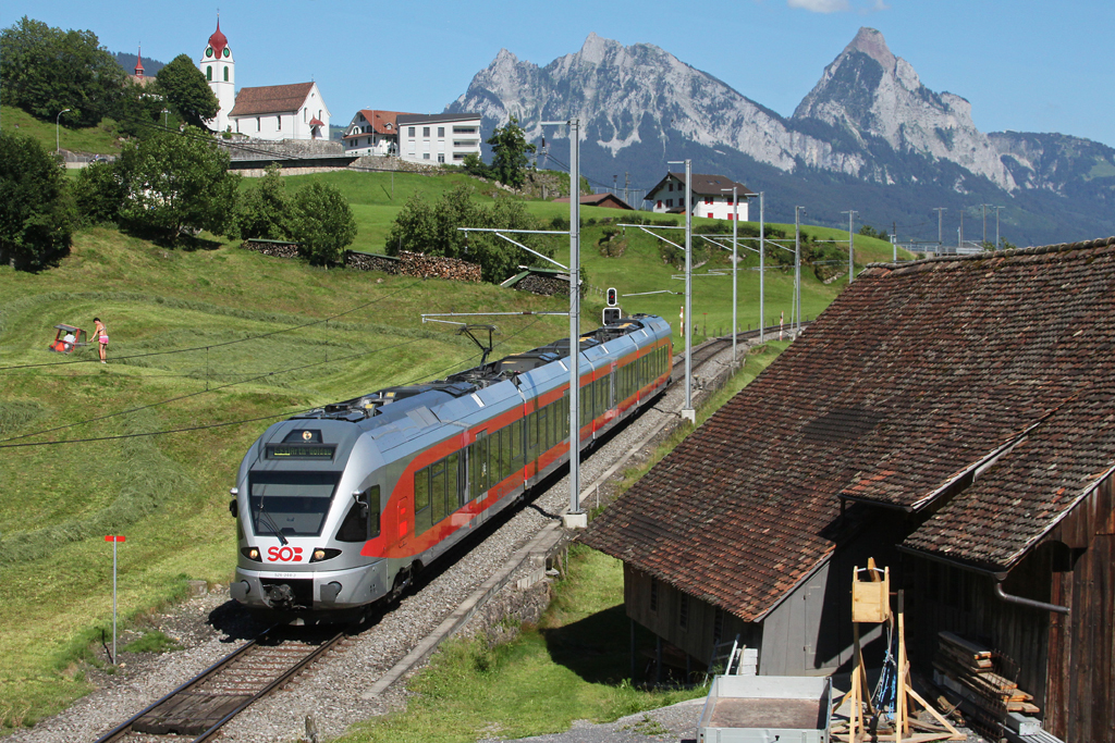 SOB 526 044 am 26.06.2011 bei Steinerberg. (Eine strende Hochspannungsleitung wurde digital entfernt.)