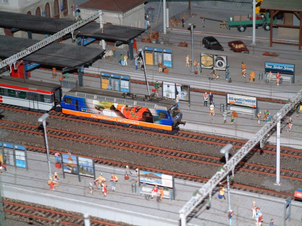 SOB-Komposition mit Re 4/4 456 092-6 im Miniaturwunderland Hamburg / Schweizer-Abschnitt. Das Original fhrt als Voralpen-Express in der Schweiz von Romanshorn nach Luzern und retour.