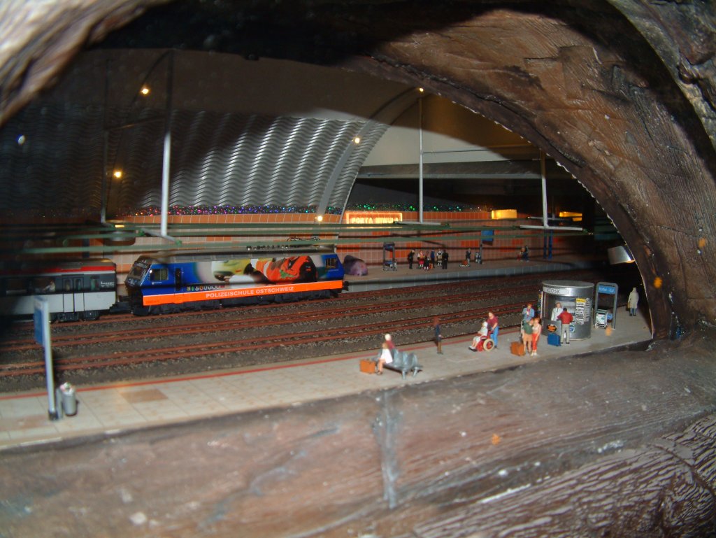 SOB-Komposition mit Re 4/4 456 092-6 im Miniaturwunderland Hamburg / Schweizer-Abschnitt (Porta-MiWuLa, eigentlich Porta-Alpina). Das Original fhrt als Voralpen-Express in der Schweiz von Romanshorn nach Luzern und retour.