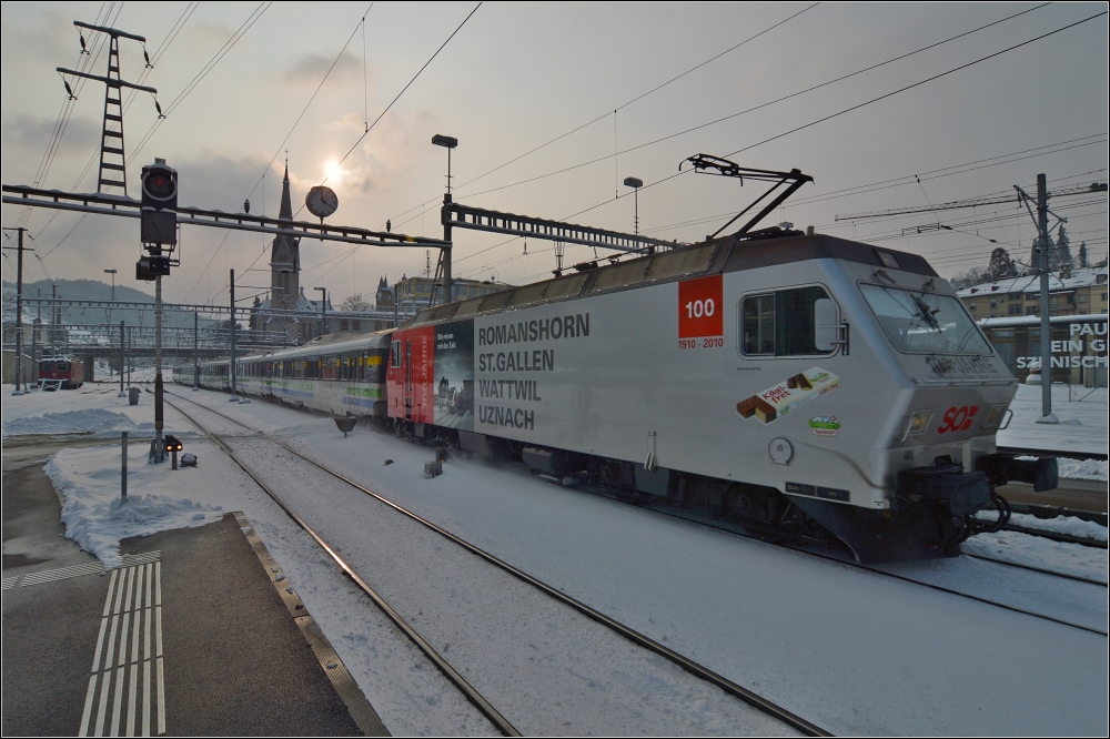 SOB mit 456 096 vor St. Leonhard im Gegenlicht. Sehr weitwinklig verzerrt zwar, zeigt aber gleichzeitig die eigenwillige Form dieser Baureihe. St.Gallen im Februar 2013