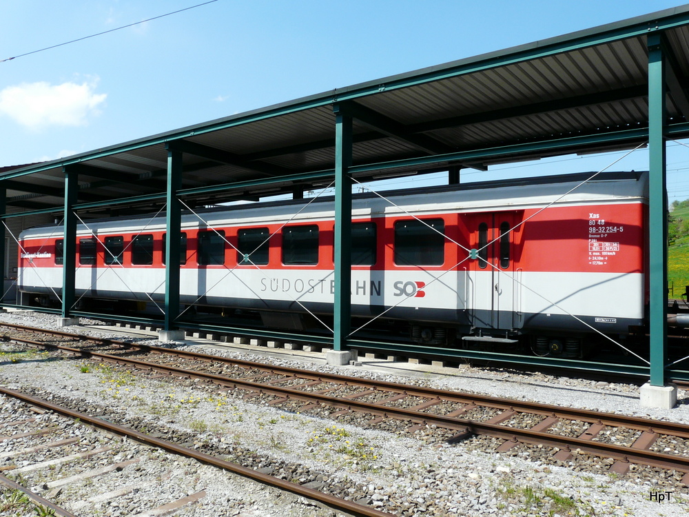 SOB - Mobile Baudienstkantine Xas 80 48 98-32 254-5 abgestellt im Bahnhofsareal von Herisau am 08.05.2013