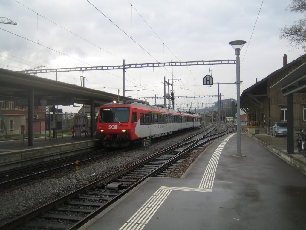 SOB NPZ mit fhrendem ABt 177 (mit schiebendem RBDe 566 077-4 ''Bezirk Schwyz'') als Dienstzug bei der Durchfahrt in Uznach am 26.11.09