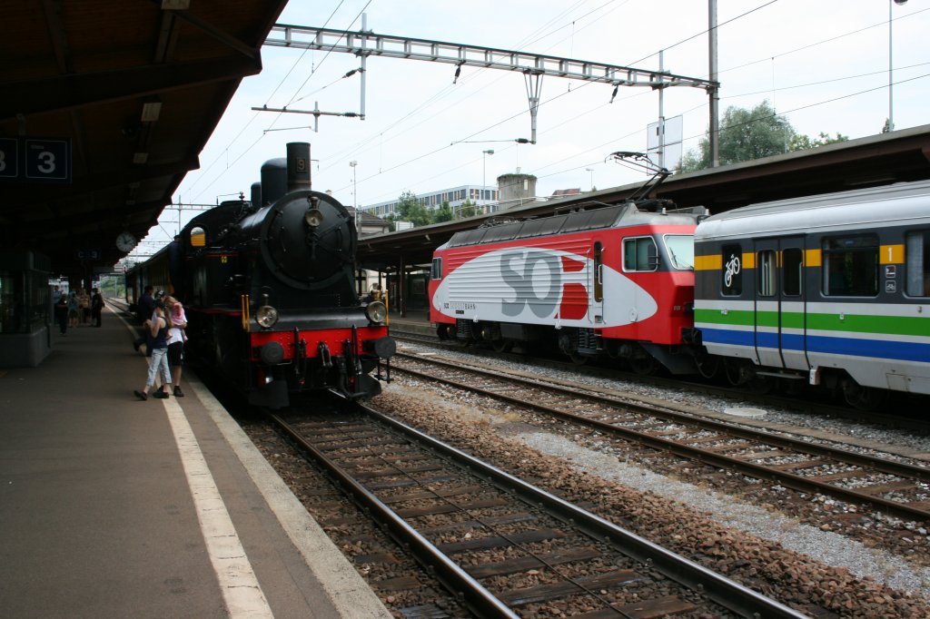 SOB - Re 4/4 446 bei der Einfahrt in den Bahnhof St.Gallen-St.Fiden (Gleis 1) Richtung Romanshorn am 04.07.2010. Auf Gleis 3 steht der  Amor-Express , welcher auf der Rckfahrt vom Locorama Romanshorn ist.