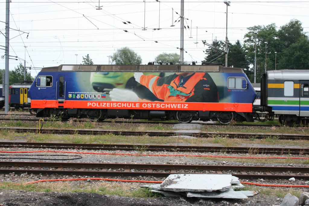 SOB - Re 4/4 456 092-6 bei der Einfahrt in den Bahnhof Romanshorn am 04.07.2010. Fotografiert aus dem Gelnde vom Locorama Romanshorn.