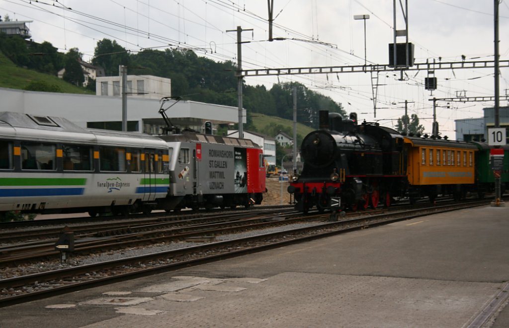 SOB - Re 4/4 456 095-9 bei der Ausfahrt aus dem Bahnhof Herisau Richtung St.Gallen am 04.07.2010.  Jubi-Lok - 100 Jahre SOB  trifft  Amor Express  vor dem Depot.