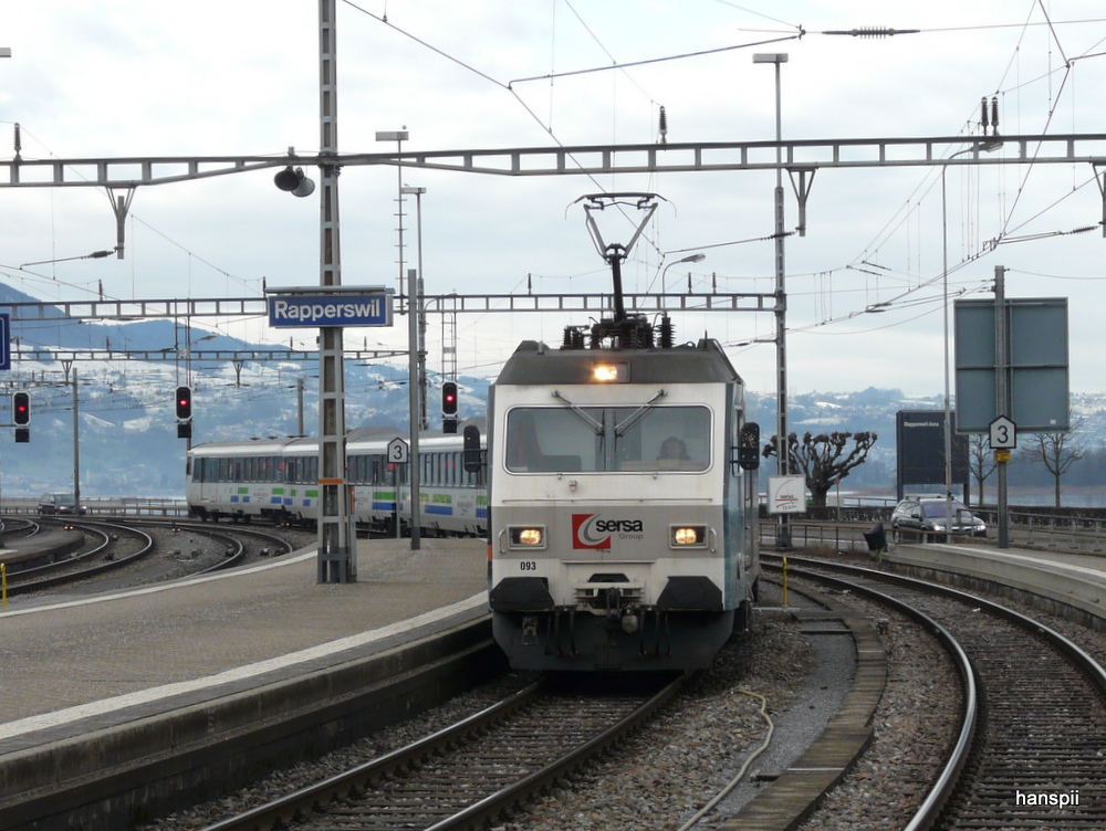 SOB - Re 4/4 456 093-4 mit Voralpenexpress bei der einfahrt im Bahnhof von Rapperswil am 30.01.2013