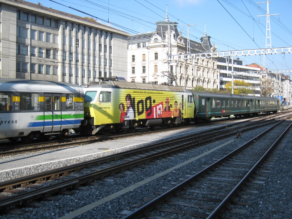 SOB Re 446 017 mit VAE 2424 bei Einfahrt in St. Gallen. Am Schluss des Zuges sind wegen des Olma Mehrverkehrs noch 2 SBB EWII Wagen angehngt, 21.10.2011.