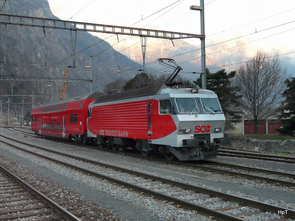 SOB /SZU - SOB Lok Re 4/4 446 015-0 mit SZU Doppelstockpersonenwagen B 50 45 26-73 265-7 im Bahnhof von Martigny Morgens um ca 07.30 Uhr am 18.03.2011

