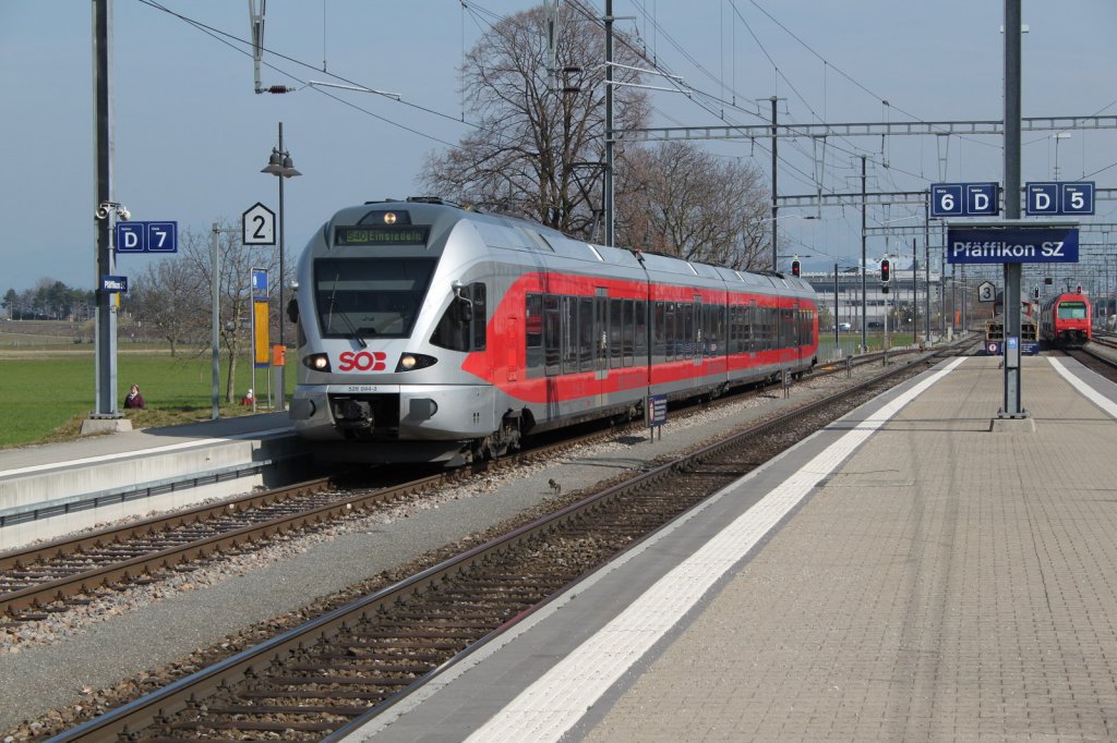 SOB Triebzug Zug der S40 nach Einsiedeln bei der Einfahrt in Pfffikon/SZ.22.03.11