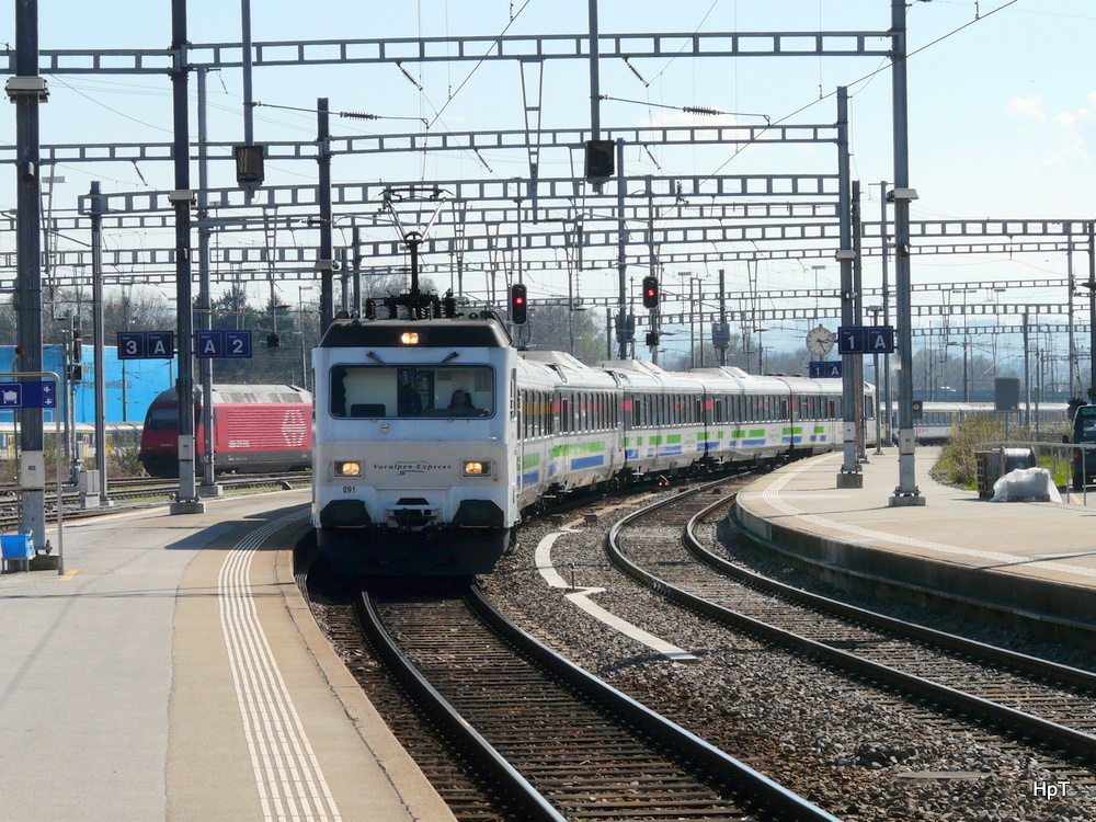 SOB - Voralpenexpress bei der einfahrt in den Bahnhof von Romanshorn mit der Lok Re 4/4 456 091-8 am 02.04.2011