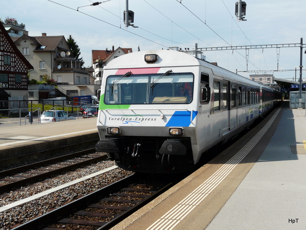 SOB - Voralpenexpress mit dem Steuerwagen BDt 50 48 80-35 193-8 an der Spitze im Bahnhof von Romanshorn am 09.07.2011