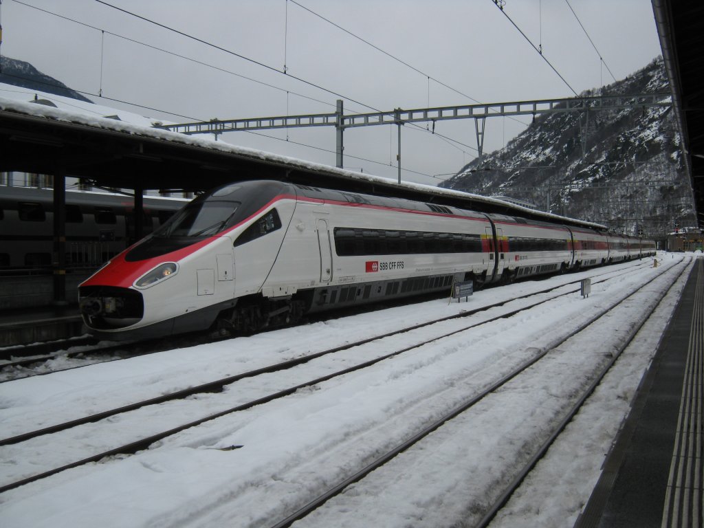 Soeben aus Milano angekommen, der ETR 610 013 als EC 52 in Brig. An der offenen Abdeckung der Kupplung ist zu erkennen, dass in Krze eine zweite Einheit angehngt wird, dies Aufgrund der hohen Wintersport-Frequenz, 02.01.2012.