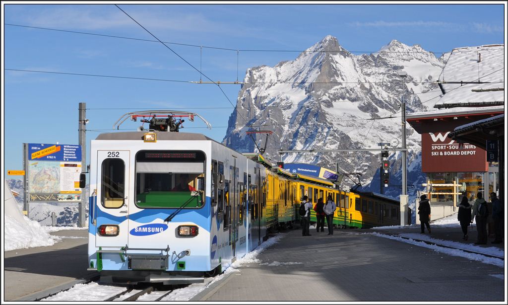 Soeben erreicht ein langer Zug der WAB aus Grindelwald die Kleine Scheidegg. An der Spitze fhrt der 6-achsige Bt 252, gefolgt von zwei BDhe 4/8. Im Hintergrund das Wetterhorn. (13.11.2012)