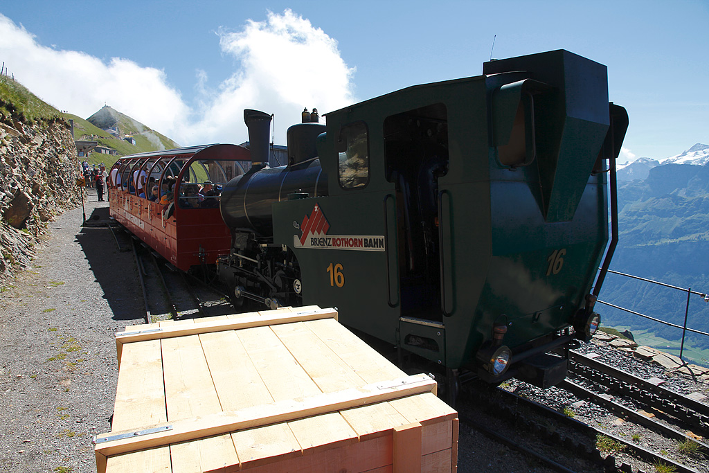 Soeben fhrt die H 2/3 Nr. 16 mit ihrem Zug an uns vorbei. Die vergleichsweise neue Maschine mit Baujahr 1992 ist Heizlbefeuert und leistet 300 kW / 408 PS. Sie wiegt 15.2 t. Station Rothorn, 09. Aug. 2010, 12:21