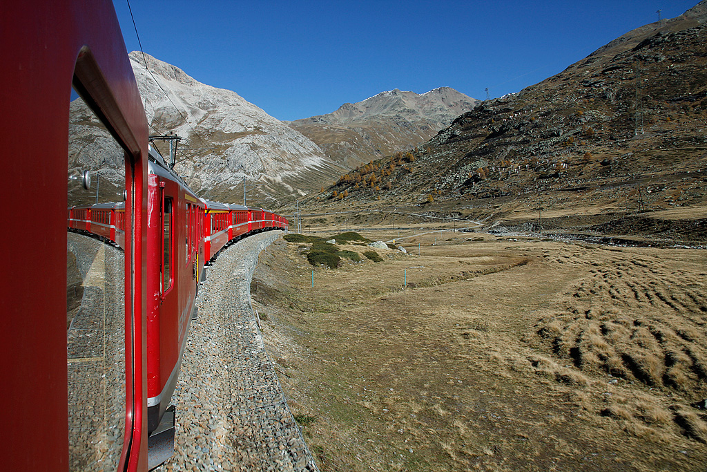 Soeben haben wir die kleine 20 Promille-Gegensteigung passiert. Im ABe 4/4 II Nr. 44 mit Blick aus dem Fenster auf Schwester-Triebwagen Nr. 45 und Zug zwischen Bernina-Lagalb und Bernina-Hospiz, 15. Okt. 2010, 12:42