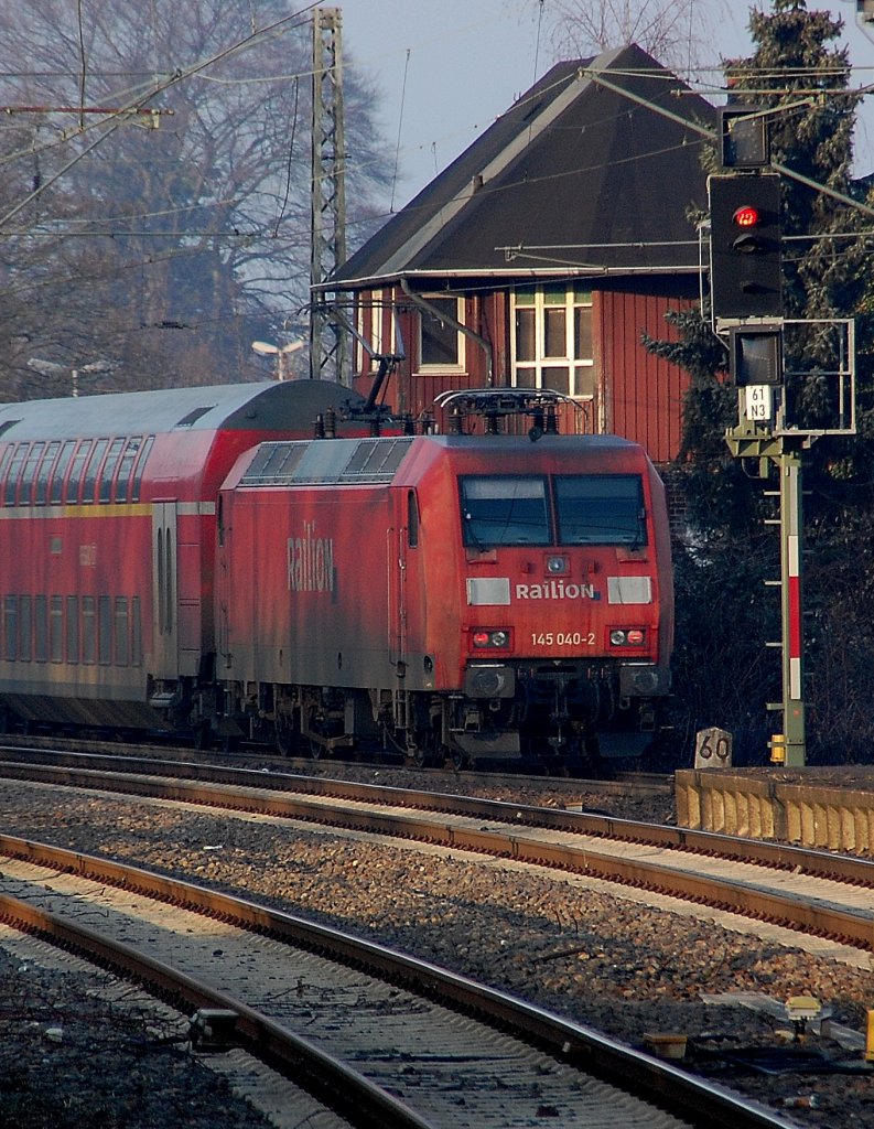 Soeben hat 145 040-2 den RE4 am Stellwerk Rheydt Rpn vorbei geschoben.
Nchster Halt ist Mnchengladbach Hbf an diesem Samstag den 29.1.2011.