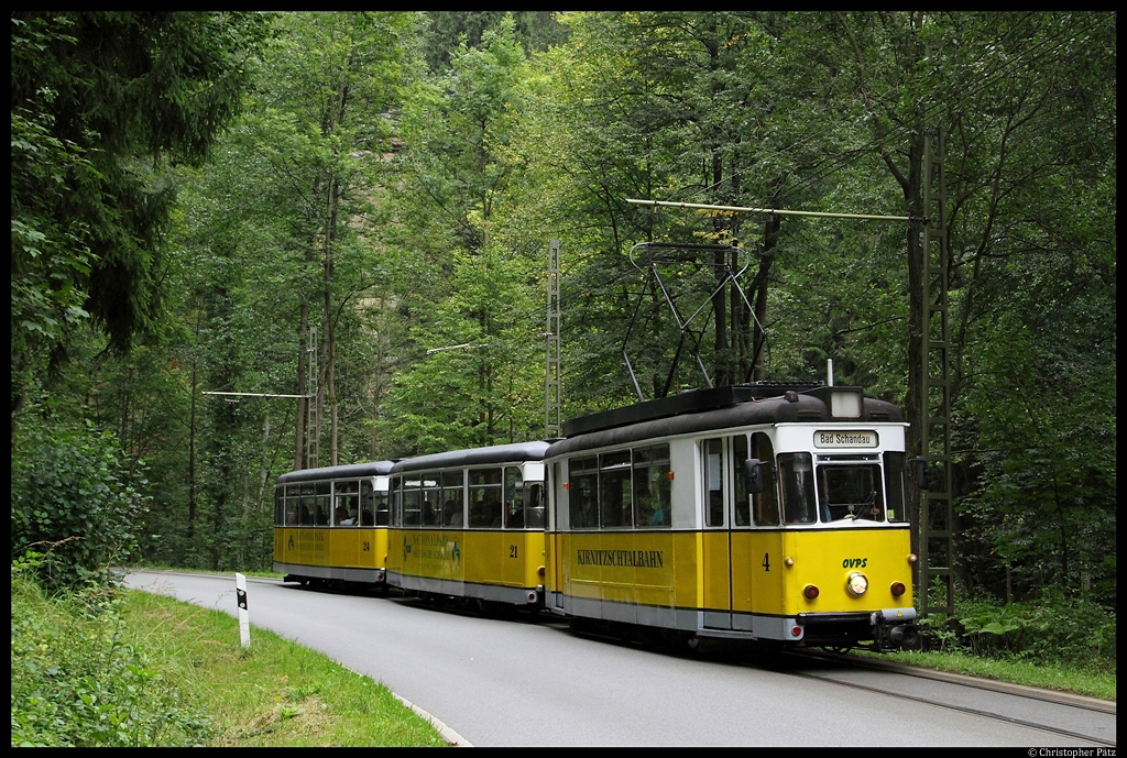 Soeben hat der Triebwagen 4 zusammen mit den Beiwagen 21 und 24 die derzeitige Endhaltestelle Beuthenfall verlassen um wieder nach Bad Schandau zurckzukehren. (2.9.2012)