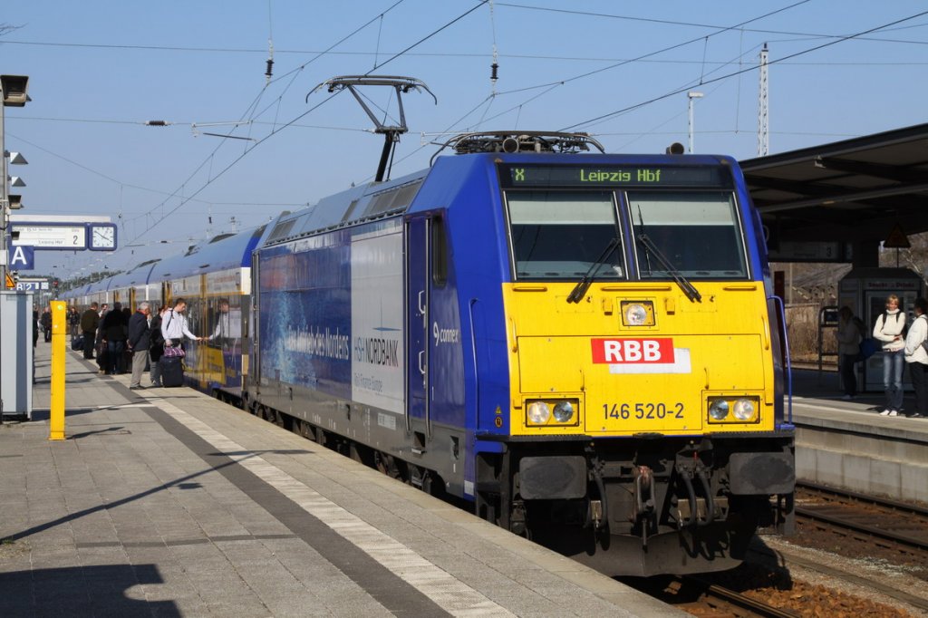 Soeben ist der InterConnex von Warnemnde nach Leipzig in Neustrelitz eingefahren. 07.04.2010