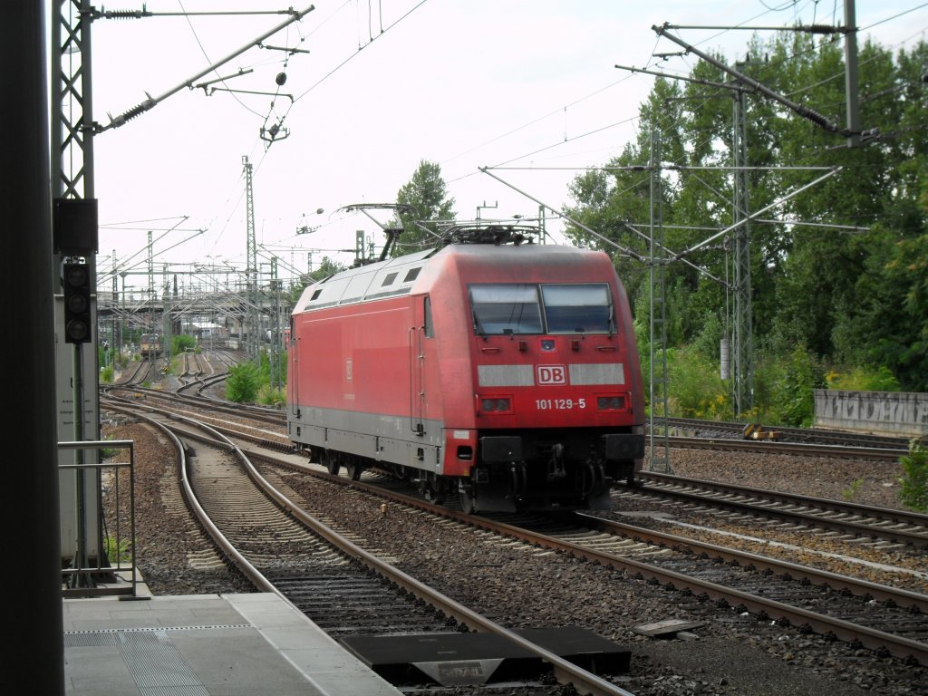 Soeben rollt 101 129 zum Abstellgleis und wartet dort auf die nchste Leistung Richtung Berlin. Dresden Hbf - 24.08.2010
