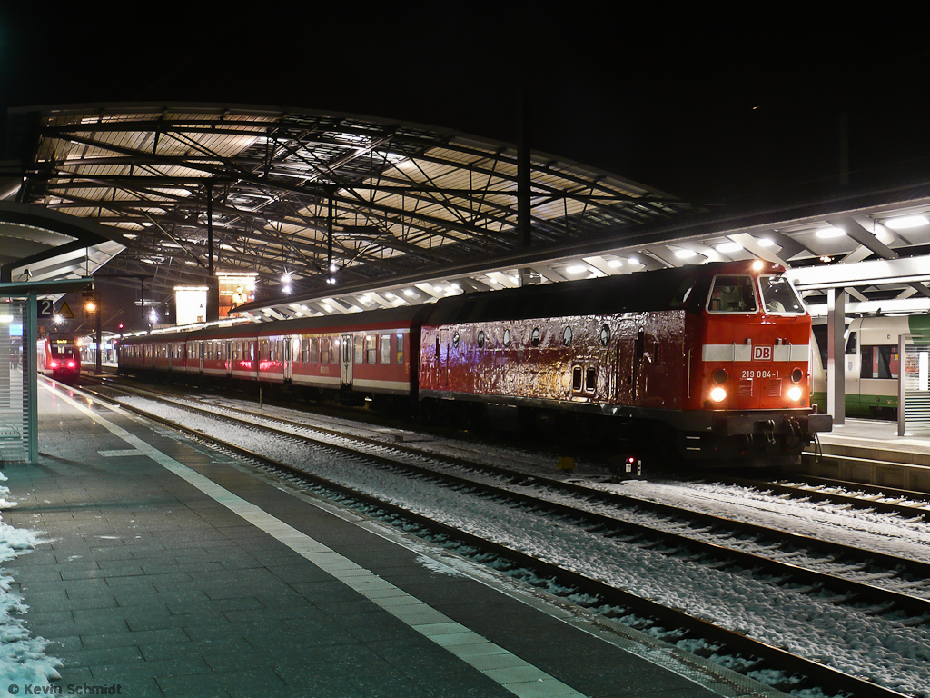 Soeben ist das U-Boot 219 084-1 mit einer Halberstädter-Garnitur zu deren Bereitstellung als Sonder-RB 16614 nach Göttingen auf Gleis 3a im Erfurter Hauptbahnhof eingetroffen. (27.11.2010)