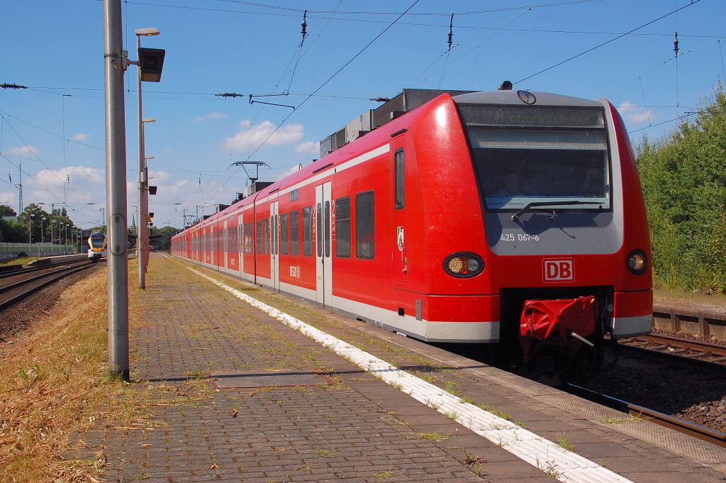 Soeben verl�sst am Donnerstagnachmittag der 425 067-6 den Bahnhof Viersen als RE 11 um in wenigen Minuten sein Ziel M�nchengladbach Hbf zu erreichen. 23.8.2012