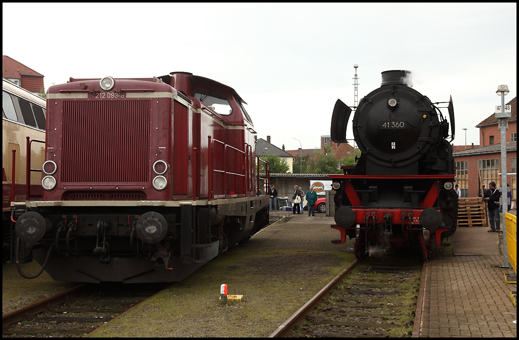Sogar die Dampftraktion war anwesend... 41 360  versteckt  sich mehr oder weniger neben der 212 093...