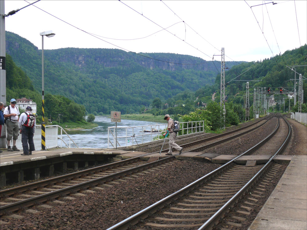 Sogar ein Gehbehinderter ist so leichtsinnig und berschreitet die Gleise der stark frequentierten internationalen Bahnstrecke Decin - Dresden; Dolni Zleb (Niedergrund (Elbe)), 23.06.2010
