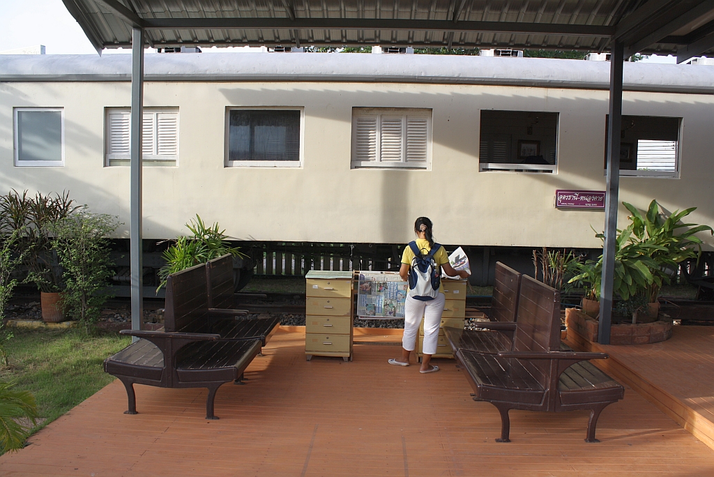 Sogar Tageszeitungen liegen im Library Train auf, dazu noch das gem�tliche Ambiente, so macht das schm�ckern Spass. Library Train beim Bf. Nong Khai am 17.Juni 2011. 
