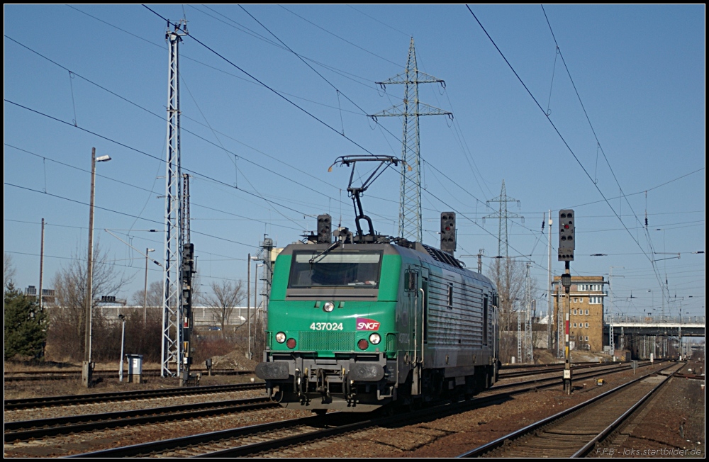 Solo ist die an ITL ausgeliehene FRET 437024 der SNCF unterwegs (gesehen Berlin Schnefeld Flughafen 19.03.2011)