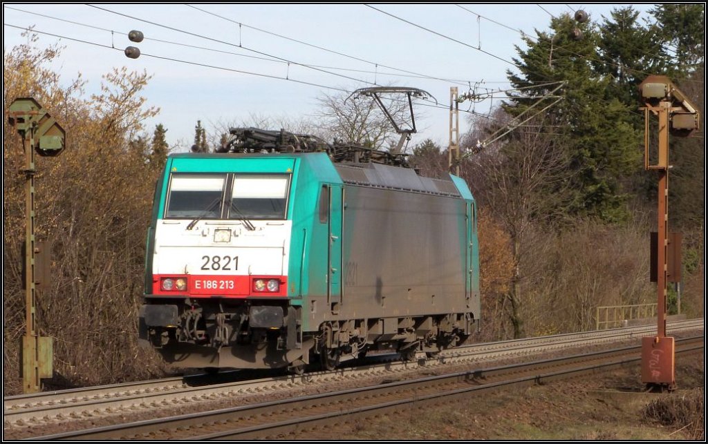 Solo erwischt und bildlich festgehalten. Die 2821 macht sich auf dem Weg hinauf nach Belgien. Die htte mal wieder einen Waschgang verdient.
Location:Aachen am Gemmenicher Weg,Mrz 2013.
