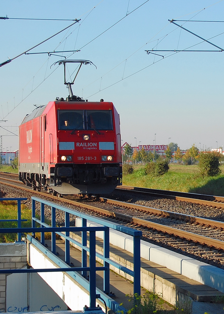Solo kommt 185 281-3 von Neuss daher und das am 11.Oktober 2010 nachmittags.