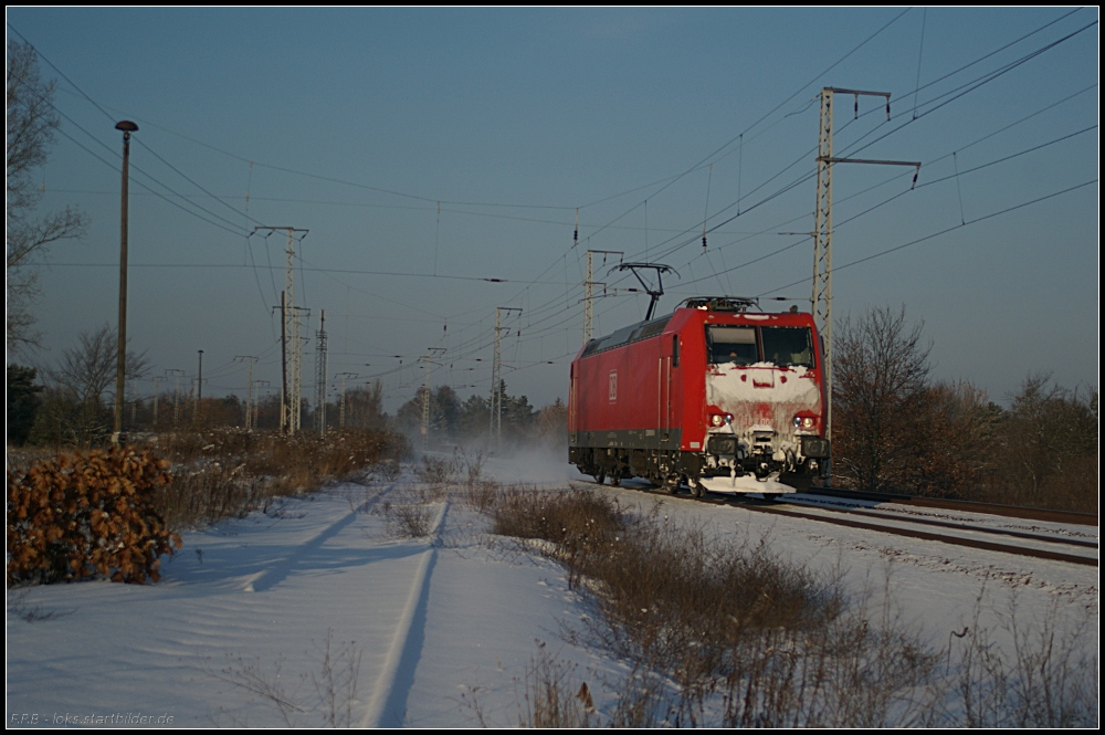 Solo kommt die f�r RBH fahrende 185 001-5 mit stark vereister Front am 18.12.2010 durch die Berliner Wuhlheide.
