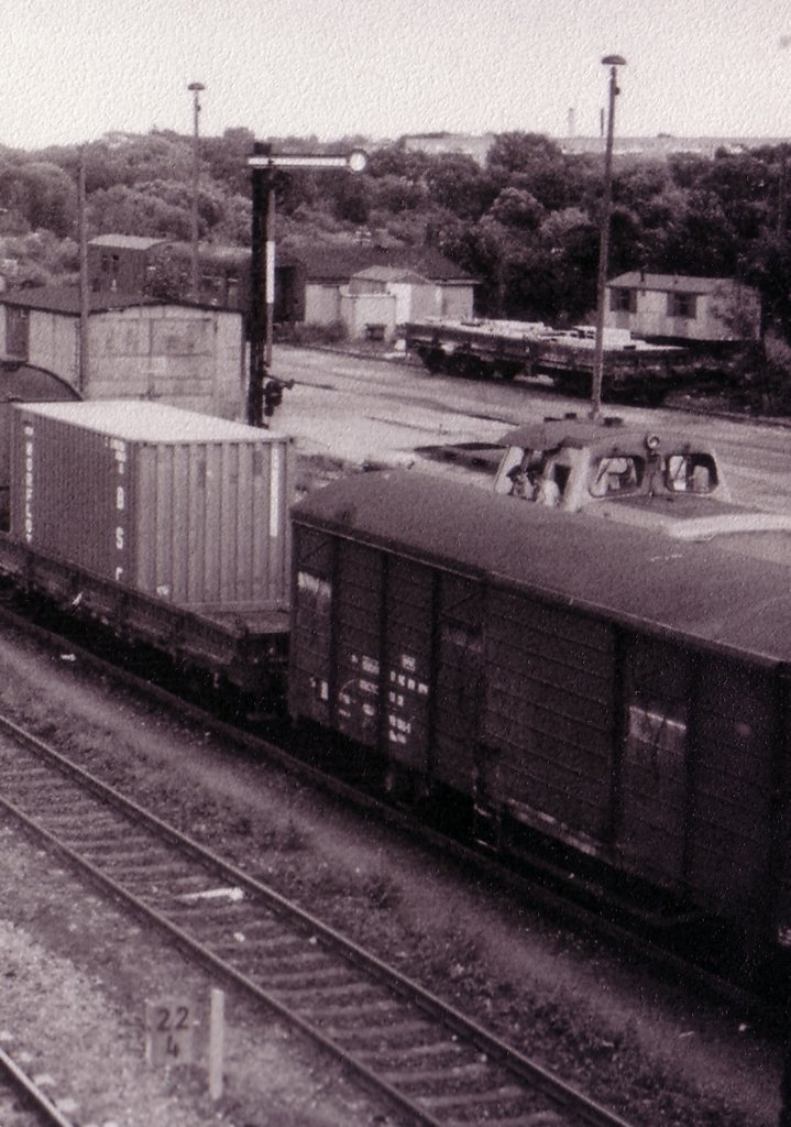 Sommer 1987, Bernau bei Berlin. Unten: Inzwischen entfernter Kilometerstein 22.4. Die Wagen gehren zum Pankower Nahgter 63102, dessen 106er bereits daneben steht. Das Formsignal N diente nur als Haltbegriff - Ausfahrten Richtung Rdnitz waren gleistechnisch nicht mglich.