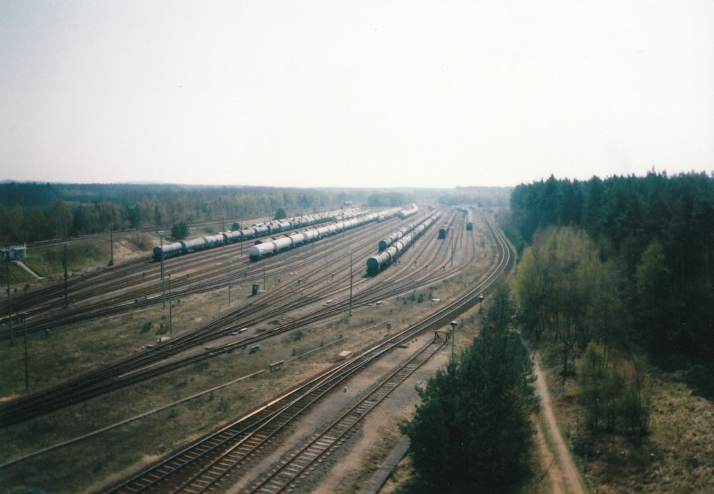 Sommer 1995, Stendell. Aussicht vom Stw auf den Werksbahnhof des PCK Schwedt. Leider damals nur mit Kleinbildkamera whrend einer Bahnhofsbesichtigung gemacht.