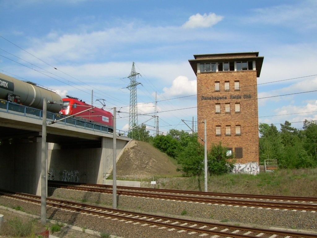 Sommer 2007 Genshagener Heide, Stw Ghb. Schner, schlichter Typenbau aus den 50ern. Kesselzug mit Taurus berquert auf dem BAR die Anhalter Bahn.