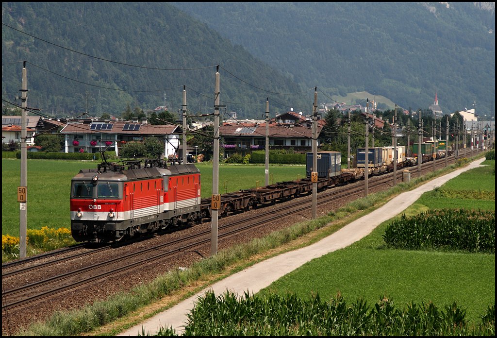 Sommerflaute… Leichtes Spiel haben 1144 260 (9181 1144 260-7) und 1144 261(?) als sie diesen schlecht ausgelasteten KLV-Zug zum Brenner brachten. (07.08.2009)