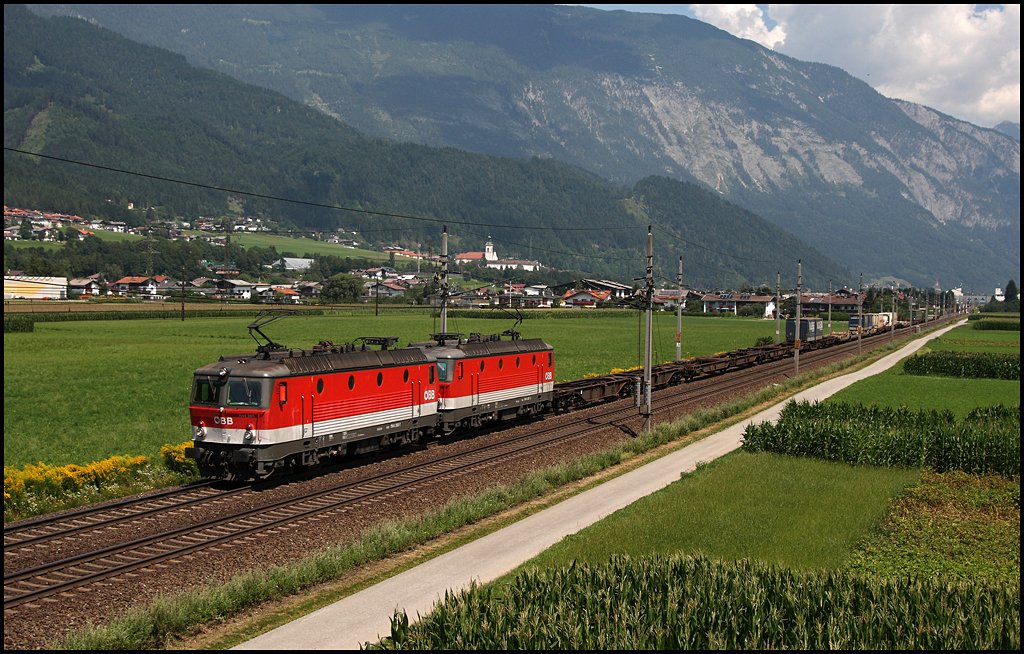 Sommerflaute… Leichtes Spiel haben 1144 260 (9181 1144 260-7) und 1144 261(?) als sie diesen schlecht ausgelasteten KLV-Zug zum Brenner brachten. (07.08.2009)

