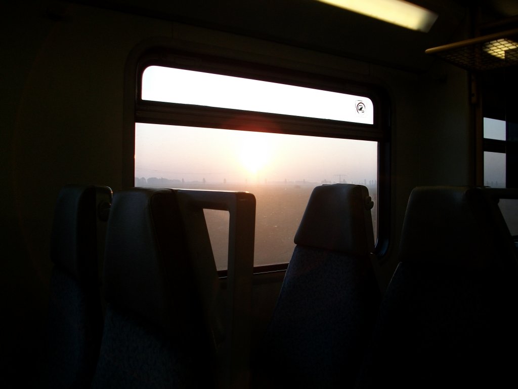 Sommerlicher Sonnenaufgang whrend einer Fahrt nach Berlin.