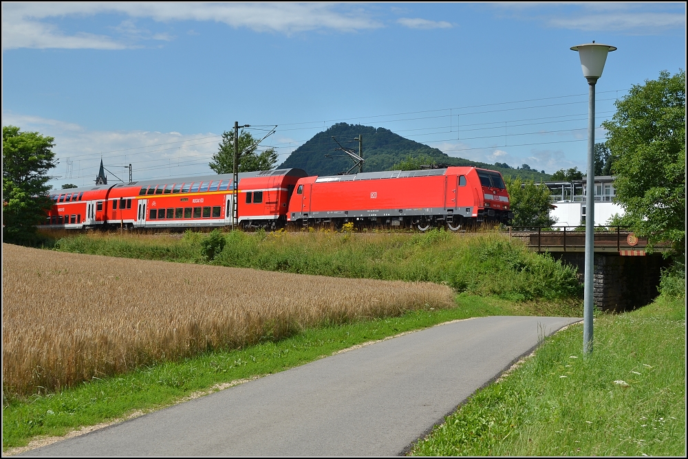Sommertag im Hegau. 146 206 mit RE verlsst die Bodenseeregion in Richtung europische Wasserscheide und Stuttgart. Im Hintergrund der hchste Hegauvulkan, der Hohenhewen. Engen im Juli 2012.