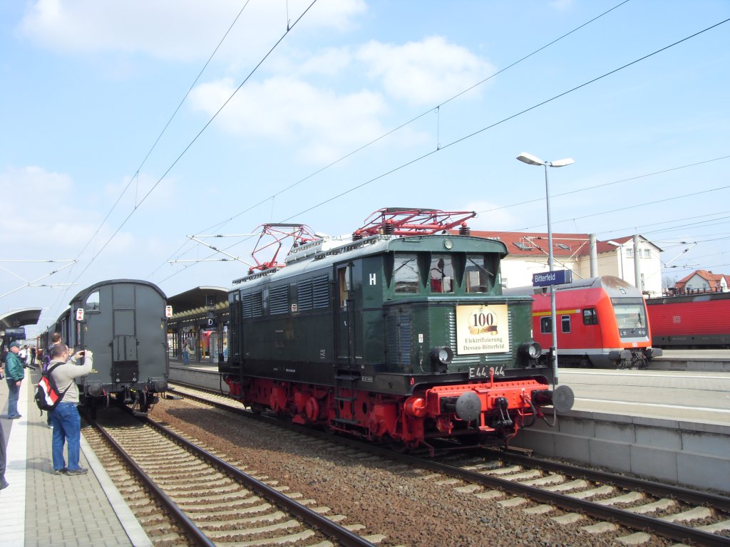 Sonderfahrt  100 Jahre Elektrifizierung Dessau-Bitterfeld : E44 044 beim Umsetzen in Bitterfeld am 02.04.2011