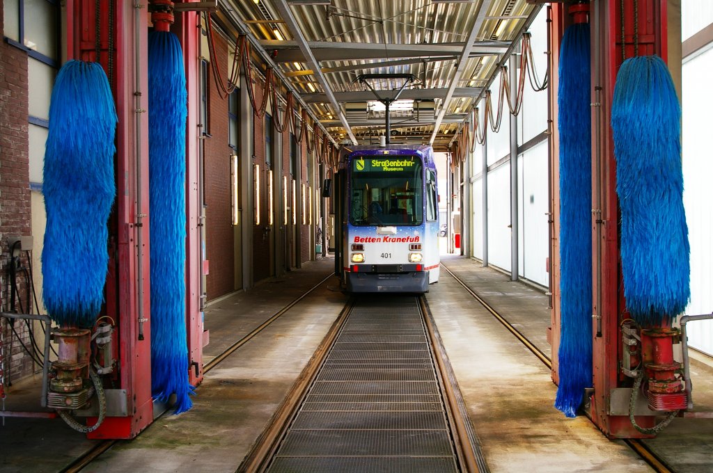 Sonderfahrt des Stra�enbahn-Museums Kassel am 2.6.2012 (mit N8C), Abfahrt und Ankunft war in der Waschstrasse des Betriebshofes Sandersh�user Strasse.