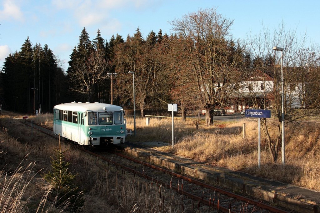 Sonderfahrt des Vereins Wisentatalbahn e.V. am 27.11.2011 auf der eh. KBS543, 772 155 hat als DPE91072 Langenbuch erreicht und wartet jetzt auf die Zeit fr die Rckfahrt als DPE83083 nach Schnberg.  Noch  steht die Sh2-Scheibe im Gleis, die eine Weiterfahrt Richtung Schleiz verhindert, dadurch haben die Fahrgste hier ca. 1 Stunde Zeit, im hinter den Bumen erkennbaren Gasthaus Waldhaus, einen Kaffe zu trinken.