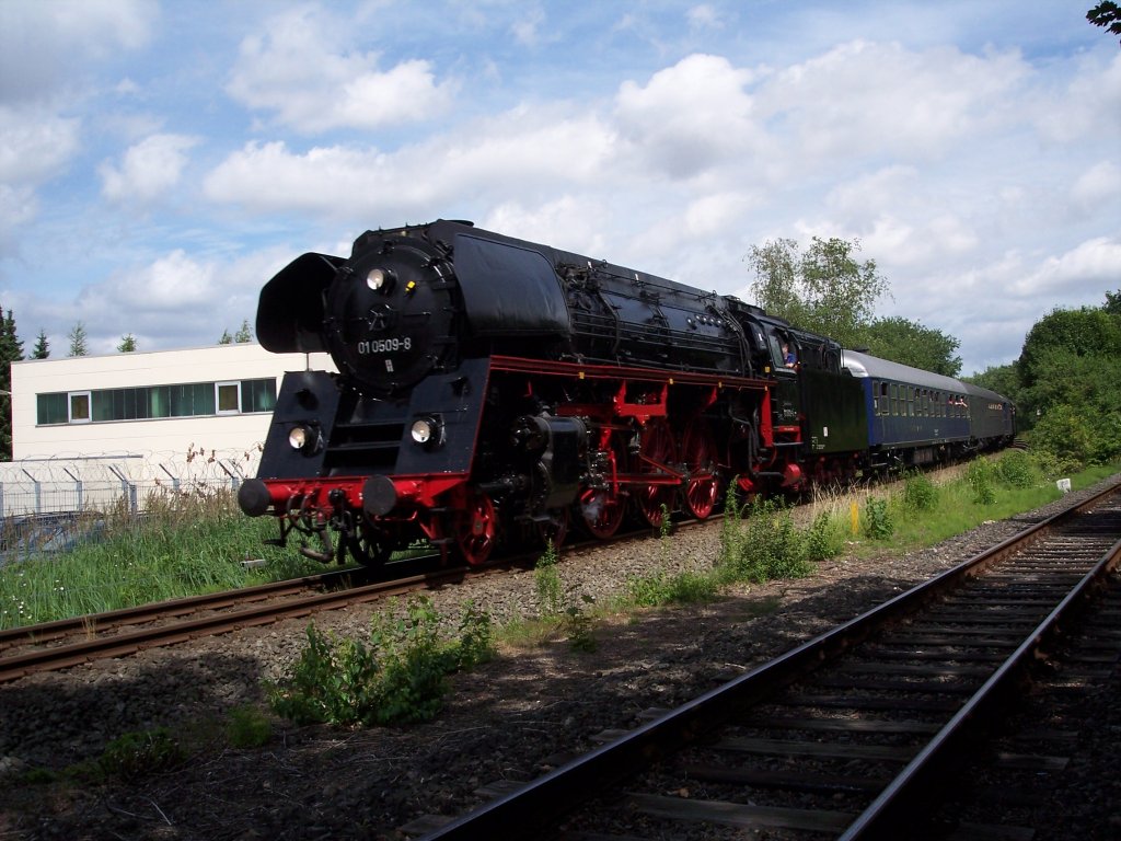 Sonderfahrt durch Schleswig-Holstein, hier Einfahrt Bahnhof Suchsdorf am 17.07.2010 um 12:33