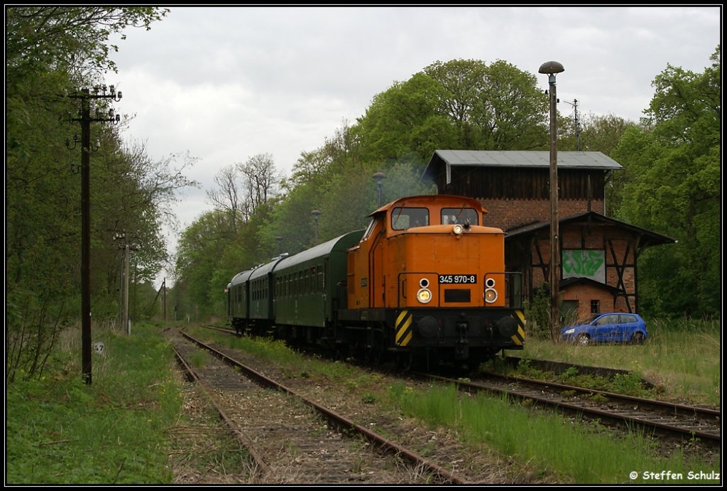 Sonderfahrt der Warener Eisenbahnfreunde am 13.05.2010 mit der 345 970 auf dem Rckweg nach Waren in Hoppenrade.