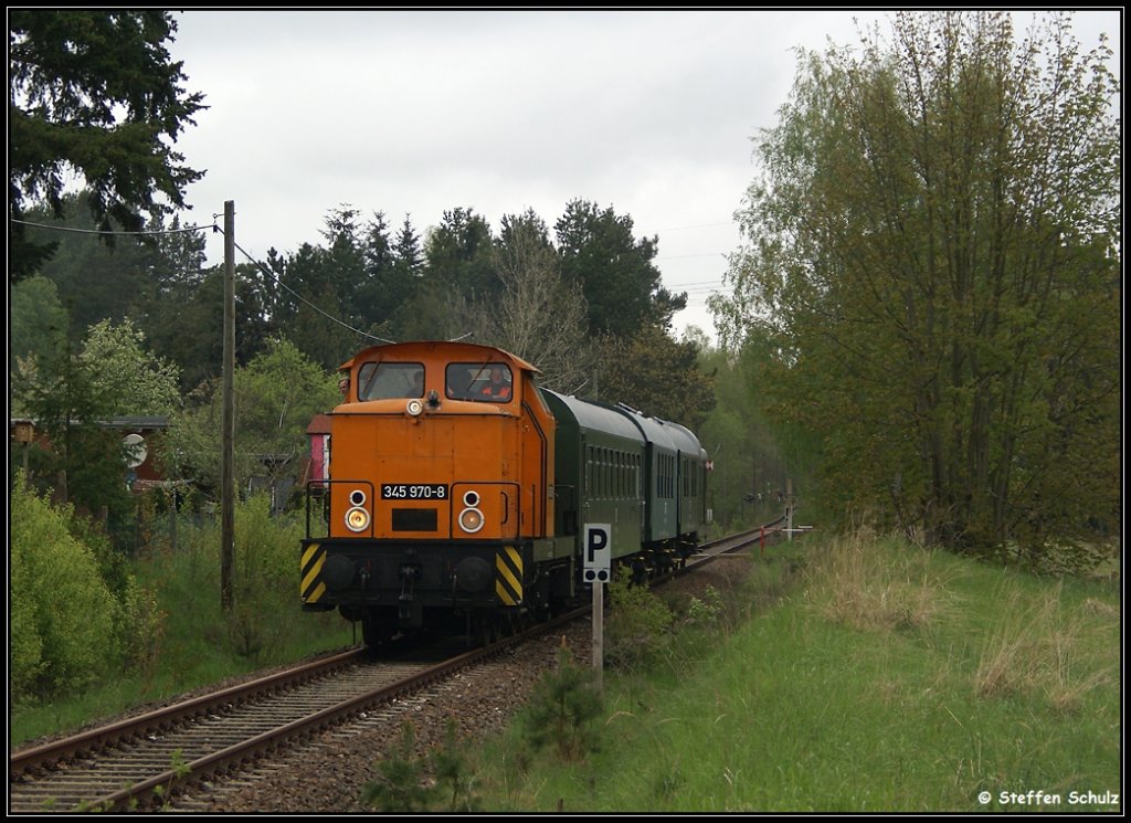 Sonderfahrt der Warener Eisenbahnfreunde am 13.05.2010 aus Waren Mritz ber Karow nach Klue. 345 970 nach dem umsetzen in Priemerburg kurz vor dem Halt in Klue.